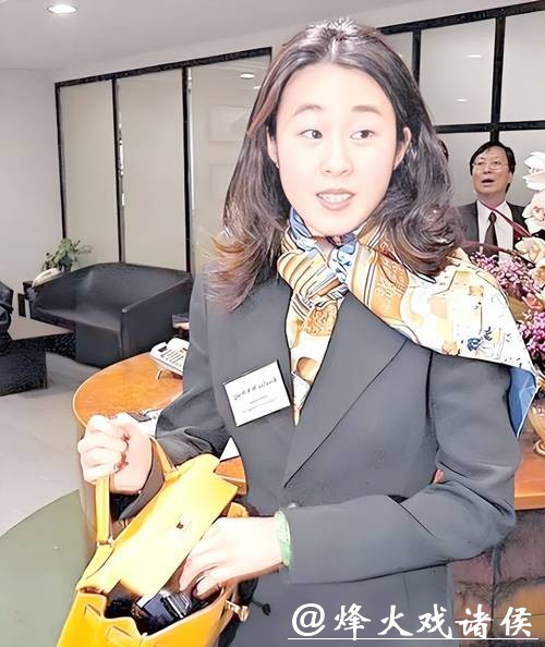 她相貌平平,却拿捏两位千亿富豪,为老头连生两子,现是豪门董事 她相貌平平,却拿捏两位千亿富豪,为老头连生两子,现是豪门董事